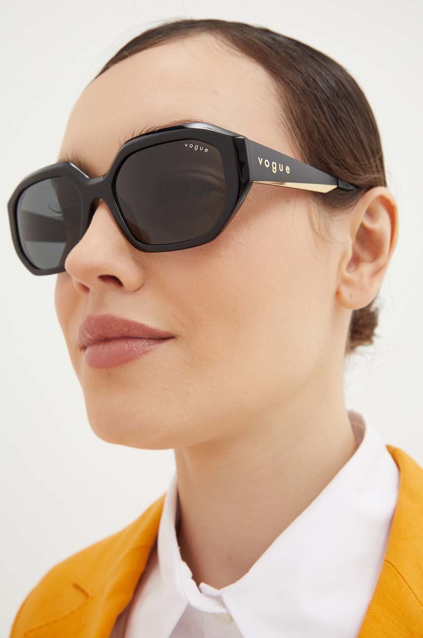 Сонцезахисні окуляри VOGUE жіночі колір чорний 0VO5554S 2