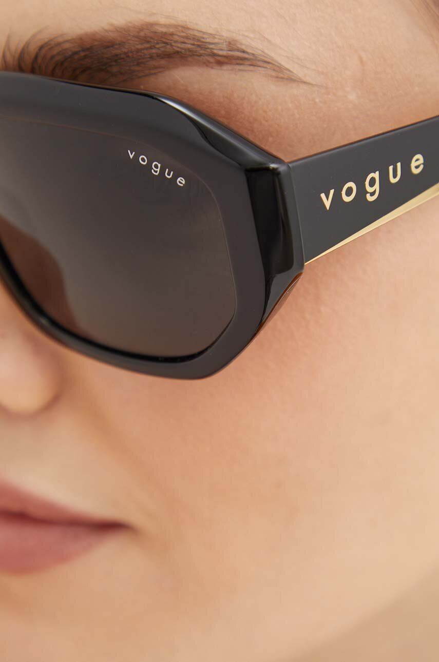 Сонцезахисні окуляри VOGUE жіночі колір чорний 0VO5554S 1
